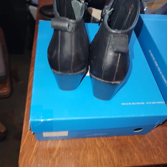 John Fluevog Room 406 (9) - Picture 6 of 7